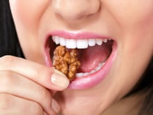 Pourquoi a-t-on des aphtes quand on mange des noix ?