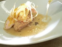 Volaille, moutarde au curry, navets acidulés et bouillon de poule au nori