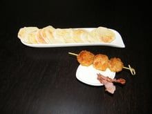 Boudin blanc en croûte façon brochette, chips de pommes de terre et de jambon d'Ardennes et sauce au chaource