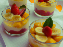 Verrines mangues bananes ananas fraises sur lit de chamonix à l'orange