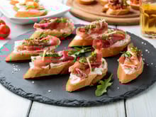 Tartine ricotta et jambon : la recette parfaite d’Alain Ducasse pour les fortes chaleurs