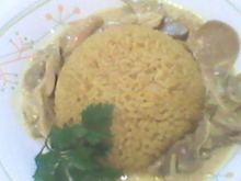 Riz accompagné de poulet émincé à la sauce aux champignons