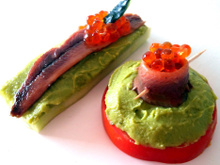 Canapés de concombre et de tomate aux sardines