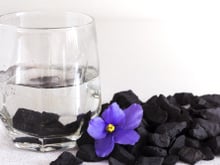 Filtrer son eau au naturel avec du charbon actif
