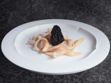 Tagliatelle de seiche aux morilles et encre de seiche cacao