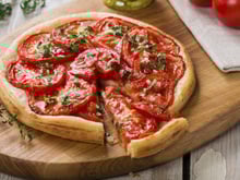 Tarte à la tomate, moutarde et herbes fraîches