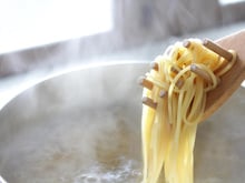 Ces gestes vont ruiner la cuisson de vos pâtes : vrai ou faux ?