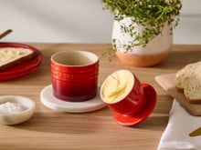 Le Creuset ressuscite ce beurrier ancestral qui permet d’avoir toujours son beurre à la bonne température