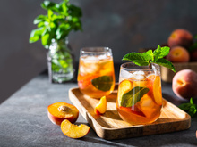 Moins sucré mais plus riches en saveurs : voici comment faire votre propre thé à la pêche maison avec notre recette !