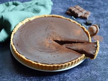 Granuleuse, trop liquide, pas assez lisse… : voici les conseils de notre chef pour réussir la ganache de sa tarte au chocolat très facilement !