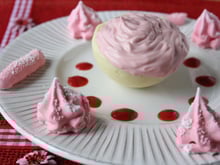 Mousse de fraises en coque de chocolat blanc, soupe de fraises Andros, petites meringues