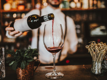 Voici l’erreur que l’on fait tous avec le vin selon une sommelière