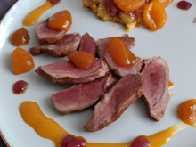 Magret de canard, sauce aux abricots