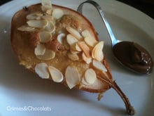 Poire rôtie, cœur caramel et crème d'amande