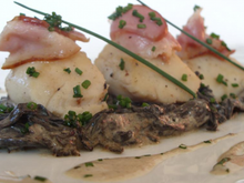 Noix de Saint-Jacques poêlées lard fumé et trompettes