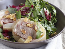 Salade de tête de veau tiède aux pissenlits et amandes grillées