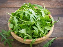 "Ne les jettez surtout pas" : une cheffe partage son astuce pour transformer les pousses de roquette flétries en une délicieuse sauce !