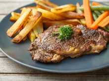 Entrecôte grillée et frites maison