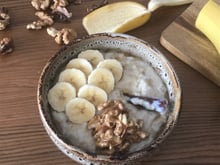Porridge banane, cannelle et fleur d'oranger