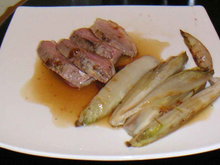 Magret de canard sauce miel / pain d'épice et ses endives sautées