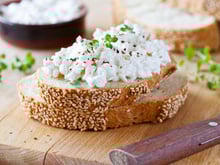 Cottage cheese bien onctueux : voici notre recette maison et économique !