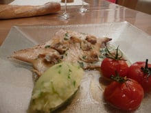 Aile de raie poêlée et son beurre infusé aux palourdes, purée de pomme de terre à l'huile d'olive et au cresson, petites tomates au four
