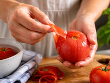 « Je ne suis pas dingue de  la peau » : l’astuce magique de la cheffe Stéphanie Le Quellec pour monder les tomates ultra-facilement
