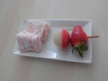 Carrés de mousse aux fraises et bonbons en gélatine Banane Fraise