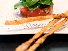 Tartare de tomates et pousses d’épinards, grissinis au cumin