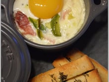 Œufs cocotte au poivron et au jambon et ses mouillettes parfumées au thym