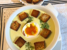 Soupe-crème de légumes aux croûtons et à l'œuf