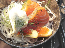 Saumon frais mariné, rattes, radis noir et chantilly verte