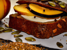 Sandwich danois sucré aux épices , fruits secs, pomme et sa glace à la nougatine croquante aux graines de courge et tournesol