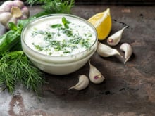 Ce chimiste dévoile l’erreur à ne surtout pas faire pour obtenir une bonne sauce au yaourt