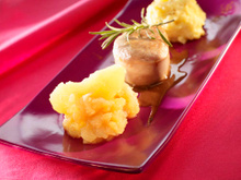 Tournedos de filet mignon, écrasé de pommes de terre et compotée de pommes aux oignons et cannelle