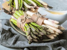 Asperges : la sauce inratable et petit budget de Mory Sacko pour remplacer la hollandaise