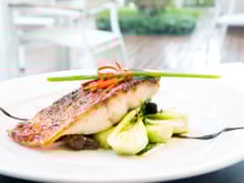 Comment griller le poisson pour qu'il n'attache pas et que sa peau soit croustillante ?