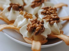 Cuillères croustillantes aux poires, mousseline de roquefort et noix