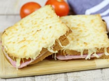 Au milieu, en diagonale : quelle est finalement la meilleure façon de couper un croque-monsieur ou un sandwich ?