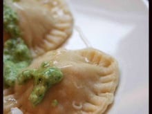 Raviolis au poulet et au fromage de brebis, sauce aux fleurs d'ail des ours