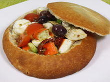 Pan bagnat à l'italienne : tomate, pesto, mozzarelle et bâtonnets Saveur Coraya