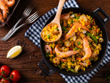 Pour mettre du soleil dans vos assiettes, Cyril Lignac partage sa recette de paella, un vrai régal !
