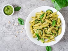 Oubliez le basilic et testez ce délicieux pesto de courgettes à petit prix pour vos pâtes