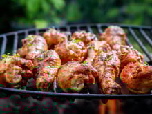 Poulet mariné au barbecue : voici une recette ultra simple et tellement bonne pour une viande moelleuse et savoureuse