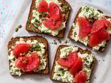 Tartines avocat, cottage cheese et pomelo