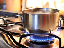 Pourquoi faire bouillir de l'eau chaude est la pire des idées ?