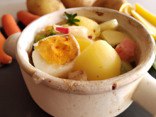 Œuf cocotte pommes de terre et légumes acidulés
