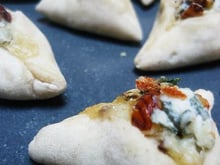 Petits chausson à la fourme d'Ambert, aux épinards et aux fruits secs