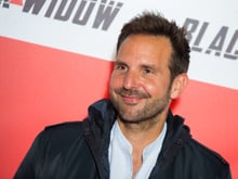 “A vous de jouer” : Christophe Michalak vous propose sa recette de pavlova aux marrons et fruits rouges !