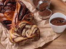 "Elle régale toujours tout le monde" : voici la recette de babka chocolat noisette ultra-gourmande de Nina Metayer !
